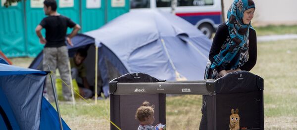 Famílias aguardam atendimento acampadas no jardim do centro de asilo de Traiskirchen, o mais importante da Áustria - Sputnik Brasil
