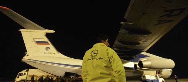 Avião do Ministério de Emergências da Rússia no aeroporto de Lataquia, na Síria - Sputnik Brasil