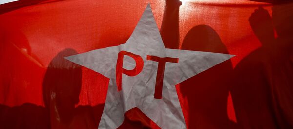 Bandeira do PT em manifestação de apoio ao partido, em 16 de agosto de 2015 - Sputnik Brasil
