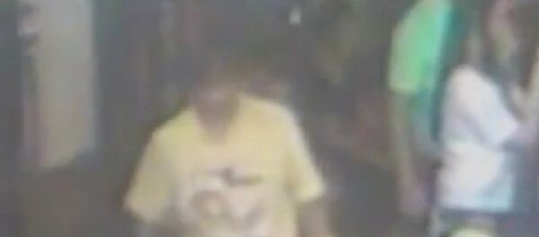 O suspeito de provocar a explosão em Bangcoc deixa o local onde deixou uma mochila. - Sputnik Brasil