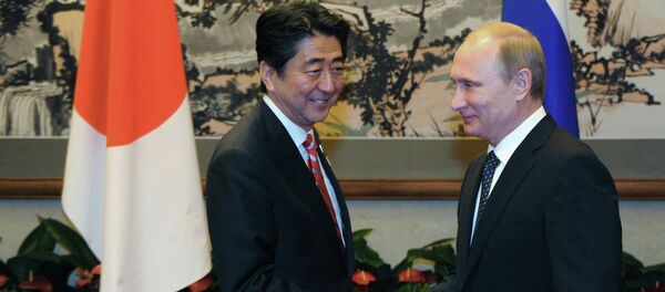 Shinzo Abe e Vladimir Putin, em reunião à margem da cúpula da APEC em 2014. - Sputnik Brasil