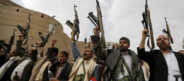 Rebeldes Houthis armados no Iêmen - Sputnik Brasil