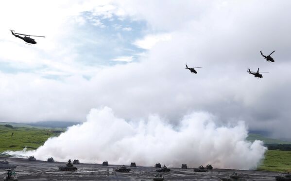 Helicópteros durante exercícios militares no Japão - Sputnik Brasil