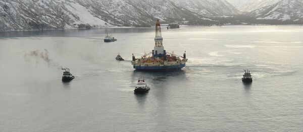 Plataforma de petróleo da Shell na ilha Kodiak, no sul do Alasca, em 26 de fevereiro de 2013 - Sputnik Brasil