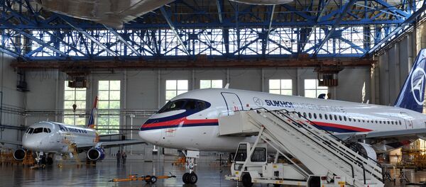 Avião Sukhoi Superjet 100 - Sputnik Brasil