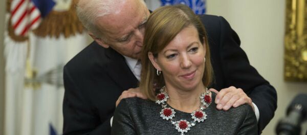 Vice-presidente Joe Biden abraçando mulher de Ashton Carter - Sputnik Brasil