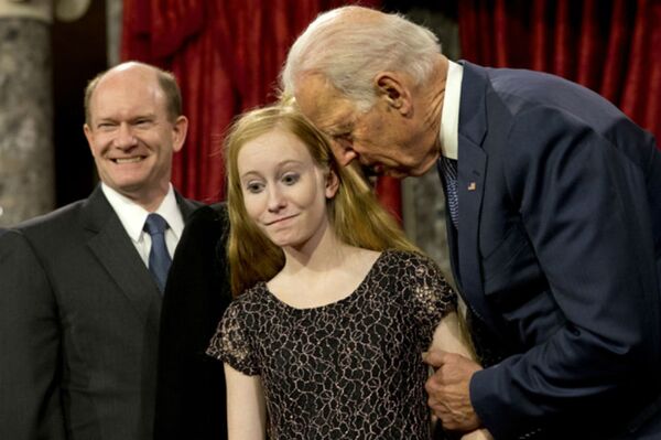 Vice-presidente Joe Biden se aproxima da filha de 13 anos do senador democrata de Delaware Chris Coon. - Sputnik Brasil