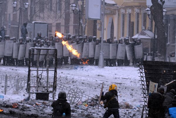 Um manifestante joga coquetel Molotov contra a Berkut - Sputnik Brasil
