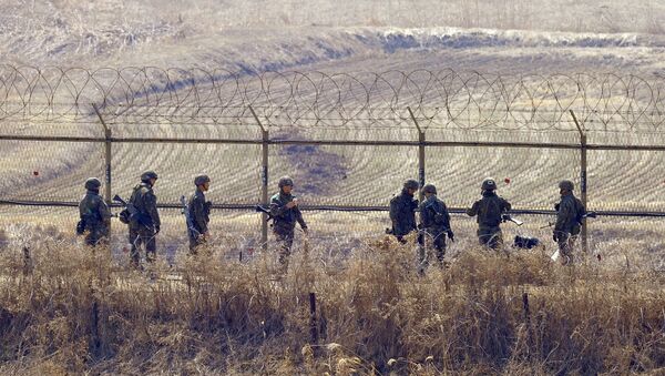 Foto de arquivo. 27 de março de 2013. Soldados sul-coreanos perto da zona desmilitarizada na fronteira com a Coreia do Norte - Sputnik Brasil