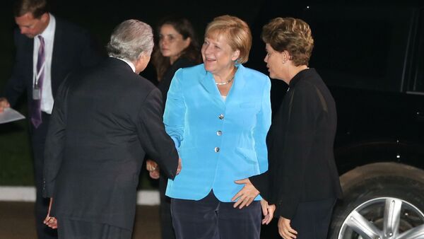 A presidente do Brasil, Dilma Rousseff, e o vice, Michel Temer, recepcionaram a chanceler da Alemanha, Angela Merkel, no Palácio do Alvorada. - Sputnik Brasil