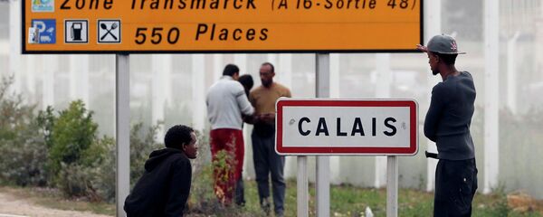 Imigrantes na cidade de Calais, no norte da França. - Sputnik Brasil