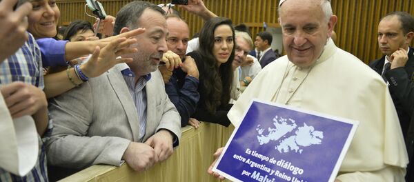 Papa Francisco recebe o cartaz pregando o diálogo entre Londres e Buenos Aires sobre as Malvinas. - Sputnik Brasil