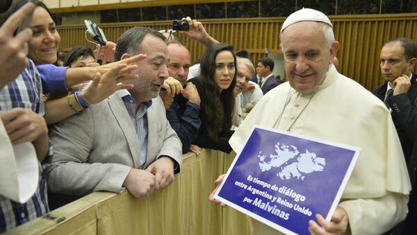 Papa Francisco recebe o cartaz pregando o diálogo entre Londres e Buenos Aires sobre as Malvinas. - Sputnik Brasil