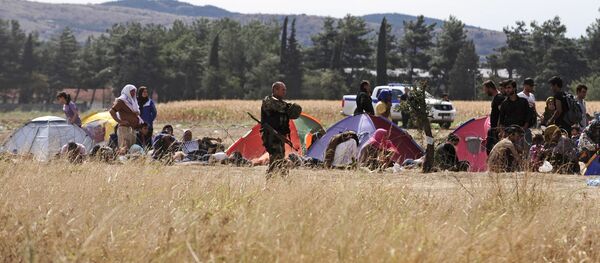 Polícia da Macedônia protege fronteira de imigrantes - Sputnik Brasil