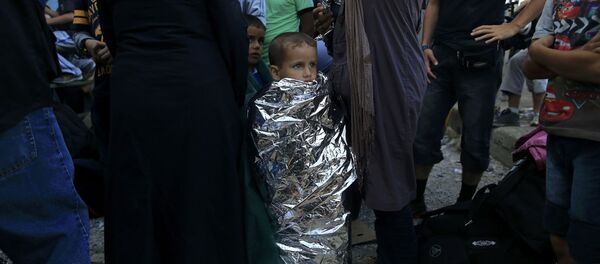 Imigrantes na fronteira entre Grécia e Macedônia - Sputnik Brasil