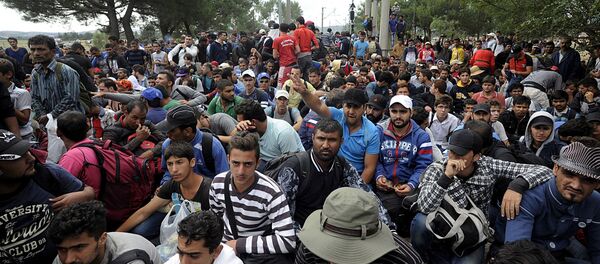 Imigrantes na fronteira entre Grécia e Macedônia - Sputnik Brasil