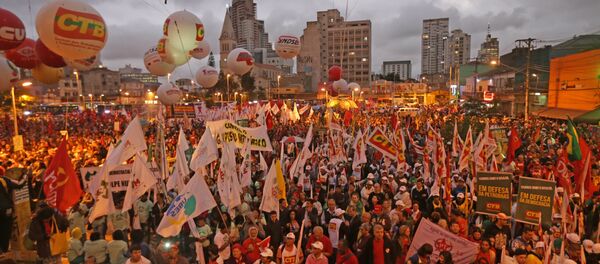 Manifestação contra o impeachment de Dilma, no Largo da Batata, em São Paulo - Sputnik Brasil