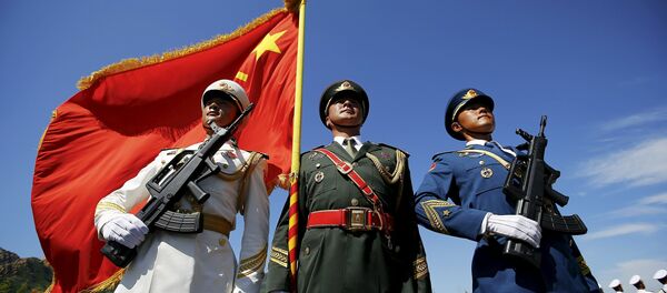 Oficiais e soldados do Exército de Libertação Popular da China numa base militar em Pequim - Sputnik Brasil