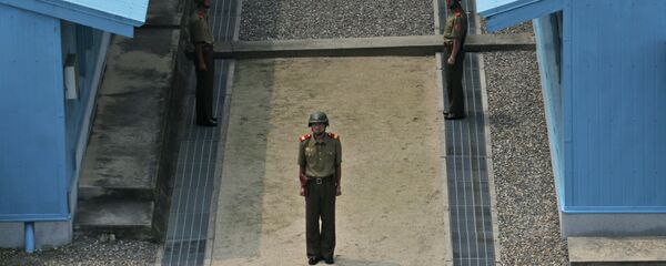 Soldados da Coreia do Norte de guarda na vila de Panmunjom, na zona desmilitarizada, em 15 de agosto de 2015 - Sputnik Brasil