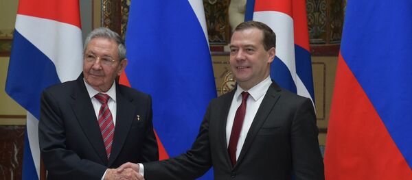 Encontro do primeiro-ministro da Rússia Dmitry Medvedev  com o líder cubano Raúl Castro, em Moscou. 6 de maio de 2015 - Sputnik Brasil