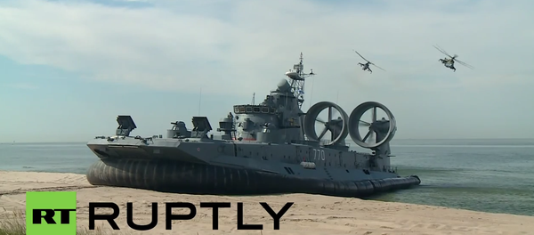 Real Sea Monster! Watch World’s Biggest Hovercraft Storming a Shore - Sputnik Brasil