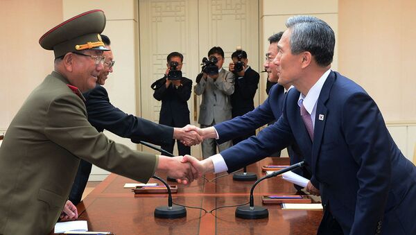 Autoridades das duas Coreias celebram o acordo que suspendeu as transmissões por alto-falantes na fronteira dos dois países. - Sputnik Brasil