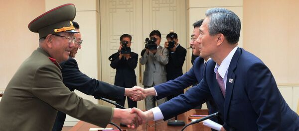 Autoridades das duas Coreias celebram o acordo que suspendeu as transmissões por alto-falantes na fronteira dos dois países. - Sputnik Brasil