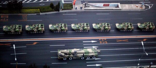 Military vehicle carrying a DF-21D carrier-killer missile, bottom, and other Chinese military vehicles head towards Tiananmen Square - Sputnik Brasil