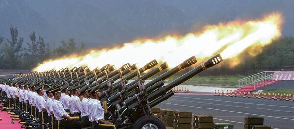 Policiais paramilitares e soldados de artilharia durante o ensaio da parada militar em comemoração do 70º aniversário do fim da Segunda Guerra Mundial, na base militar em Pequim, China. - Sputnik Brasil