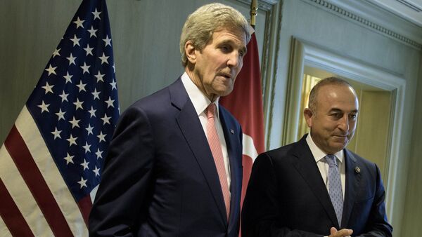 Secretário de Estado dos EUA John Kerry (à esquerda) e o ministro das Relações Exteriores da Turquia Mevlut Cavusoglu - Sputnik Brasil