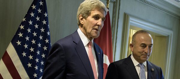Secretário de Estado dos EUA John Kerry (à esquerda) e o ministro das Relações Exteriores da Turquia Mevlut Cavusoglu - Sputnik Brasil