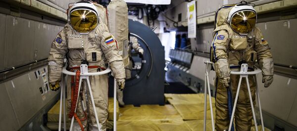 Aparelhos de treino para astronautas a bordo do avião Il-76 no Salão Internacional de Aviação e Espaço MAKS 2015 na Rússia em Zhukovsky - Sputnik Brasil