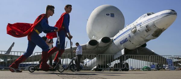 Promotores passando perto do avião de transporte estratégico Myasishchev VM-T Atlant no Salão Internacional de Aviação e Espaço MAKS 2015 na Rússia em Zhukovsky - Sputnik Brasil