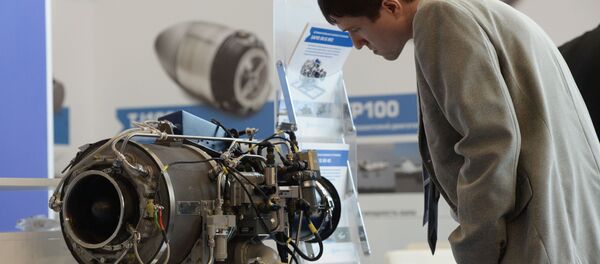 Um visitante examina um estande no Salão Internacional de Aviação e Espaço MAKS 2015 na Rússia em Zhukovsky - Sputnik Brasil