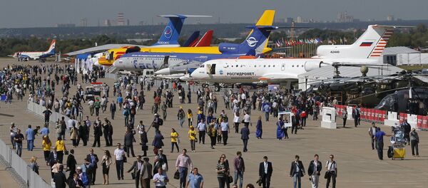 Visitantes do Salão Internacional de Aviação e Espaço MAKS 2015 passeiam entre os aviões e helicópteros - Sputnik Brasil