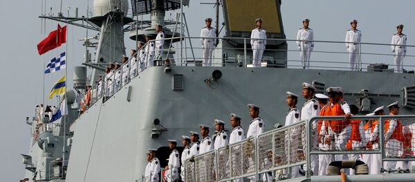A tripulação do destróier Shenyang que chegou em Vladivostok juntamente com seis outros navios de guerra chineses para a segunda fase da Cooperação Naval 2015. - Sputnik Brasil