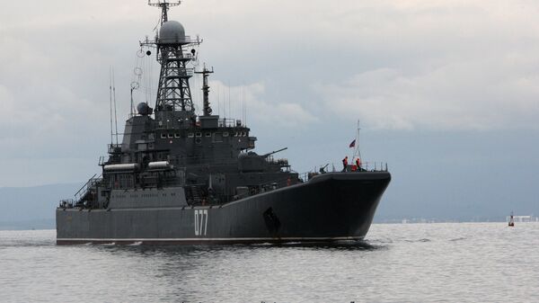 Peresvet é o grande navio de desembarque russo da Frota do Pacífico se aproxima da costa para levar a bordo equipamento militar durante os exercícios navais russo-chineses Cooperação Naval 2015 em Vladivostok. - Sputnik Brasil
