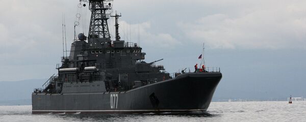 Peresvet é o grande navio de desembarque russo da Frota do Pacífico se aproxima da costa para levar a bordo equipamento militar durante os exercícios navais russo-chineses Cooperação Naval 2015 em Vladivostok. - Sputnik Brasil
