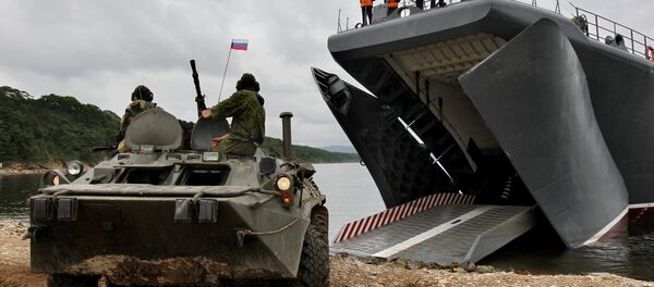 O navio russo desembarca os veículos blindados (BTR) durante os exercícios navais sino-russos Cooperação Naval 2015. - Sputnik Brasil