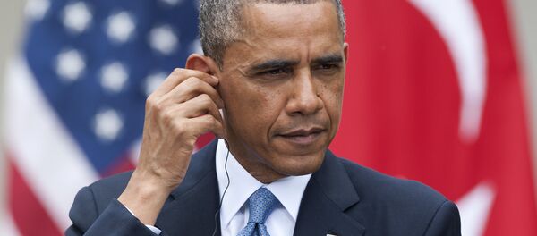 O presidente dos EUA, Barack Obama, ajusta seus fones de ouvido de tradução simultânea durante uma conferência. - Sputnik Brasil