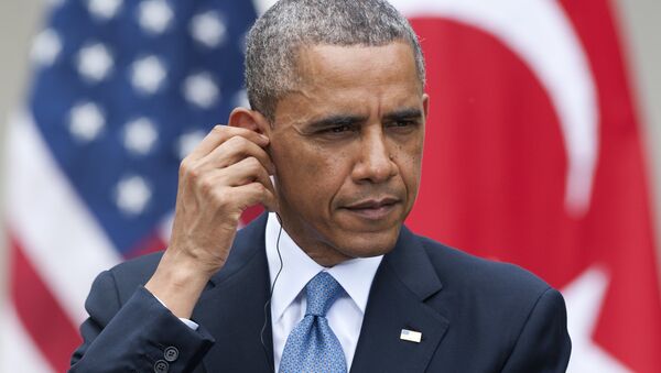 O presidente dos EUA, Barack Obama, ajusta seus fones de ouvido de tradução simultânea durante uma conferência. - Sputnik Brasil