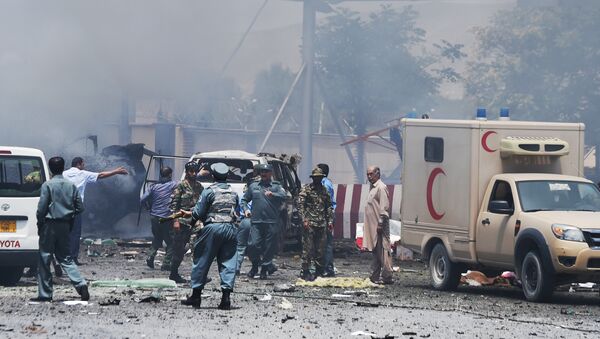Policiais e seguranças afegãos após a explosão que atingiu o aeroporto internacional de Cabul em 10 de agosto - Sputnik Brasil