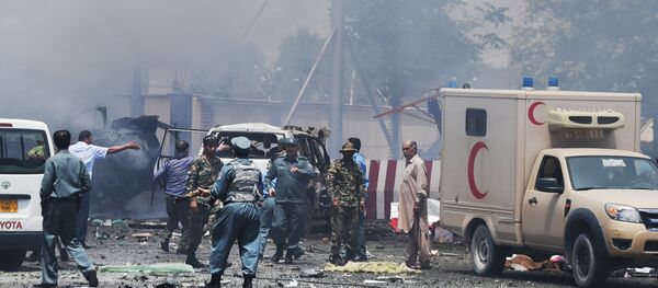 Policiais e seguranças afegãos após a explosão que atingiu o aeroporto internacional de Cabul em 10 de agosto - Sputnik Brasil