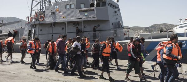 Refugiados sírios escoltados pela guarda costeira grega na ilha de Lesbos em 25 de agosto de 2015 - Sputnik Brasil