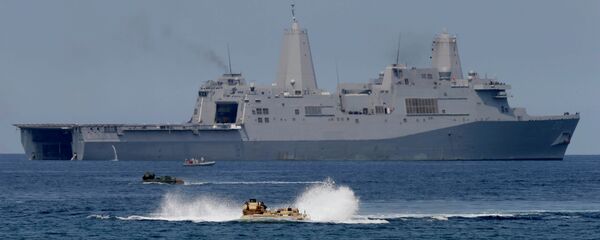 US Navy amphibious assault vehicles with Philippine and US troops on board maneuver in the waters during a combined exercise in the South China Sea. - Sputnik Brasil