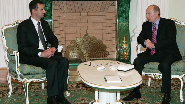 Syrian President Bashar Al-Assad and Russian President Vladimir Putin [left to right] meet each other in the Kremlin. - Sputnik Brasil