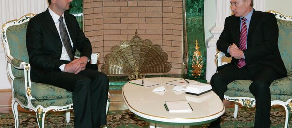 Syrian President Bashar Al-Assad and Russian President Vladimir Putin [left to right] meet each other in the Kremlin. - Sputnik Brasil