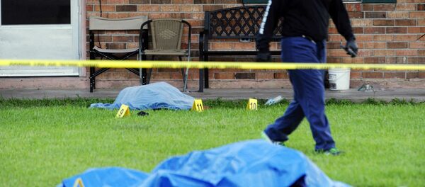 A polícia de Louisiania analisa a cena da morte de duas pessoas por um homem vestido de Rambo. A polícia de Louisiania analisa a cena da morte de duas pessoas por um homem vestido de Rambo. - Sputnik Brasil