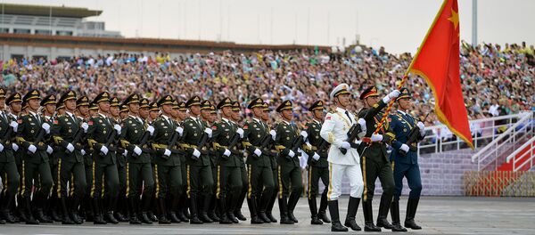 Soldados do exército chinês durante o ensaio para a parada militar em Pequim - Sputnik Brasil