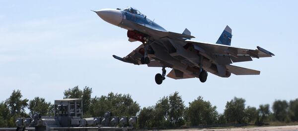 O avião Su-33 durante um voo de treinamento de pilotos da aviação naval da Frota do Norte no polígono dos sistemas de decolagem e aterrissagem Nitka na Crimeia (Rússia). - Sputnik Brasil